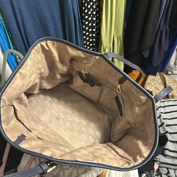 Navy and white large Michael Kors purse - Picture 4 of 4